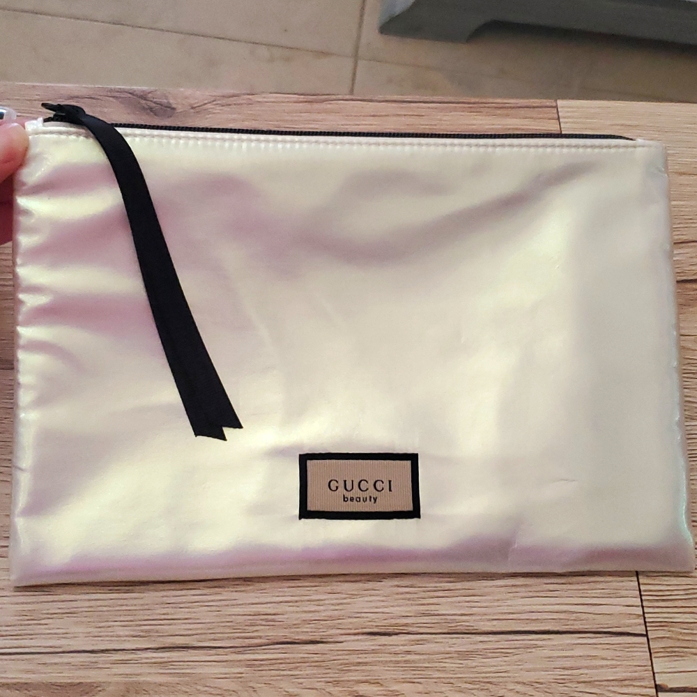New never used GUCCI bag white silver holographic zipper pouch Gucci clutch